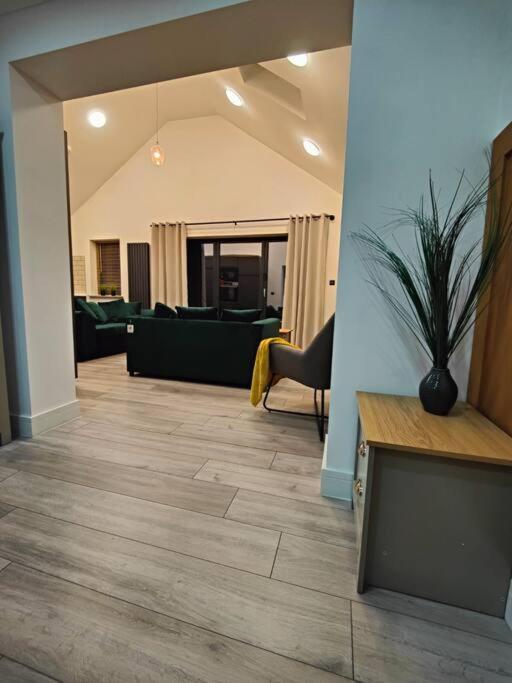 7 Guests - 4 Bedroom - Free Wi-Fi - Kettering Exterior photo