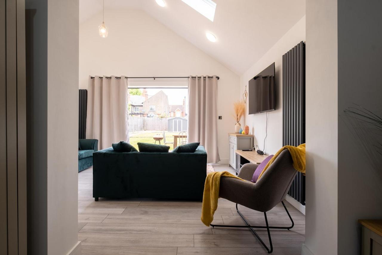 7 Guests - 4 Bedroom - Free Wi-Fi - Kettering Exterior photo